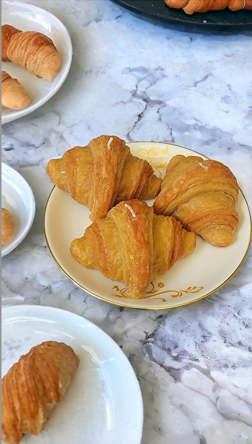 Golden Butter Croissant Candle