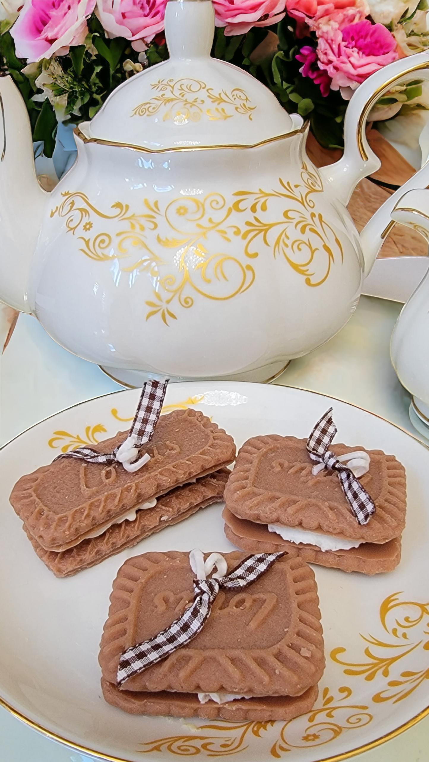 Gingerbread Cookie Candle Set – unique dessert candle gift idea for home decor.