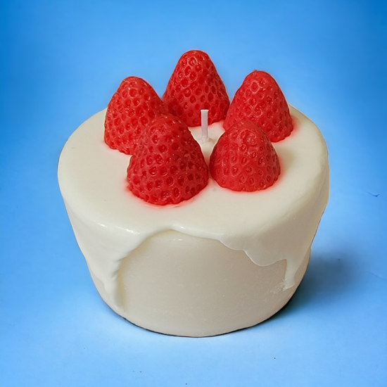 Strawberry Cheesecake Candle video – realistic dessert candle with strawberries and vanilla aroma.
