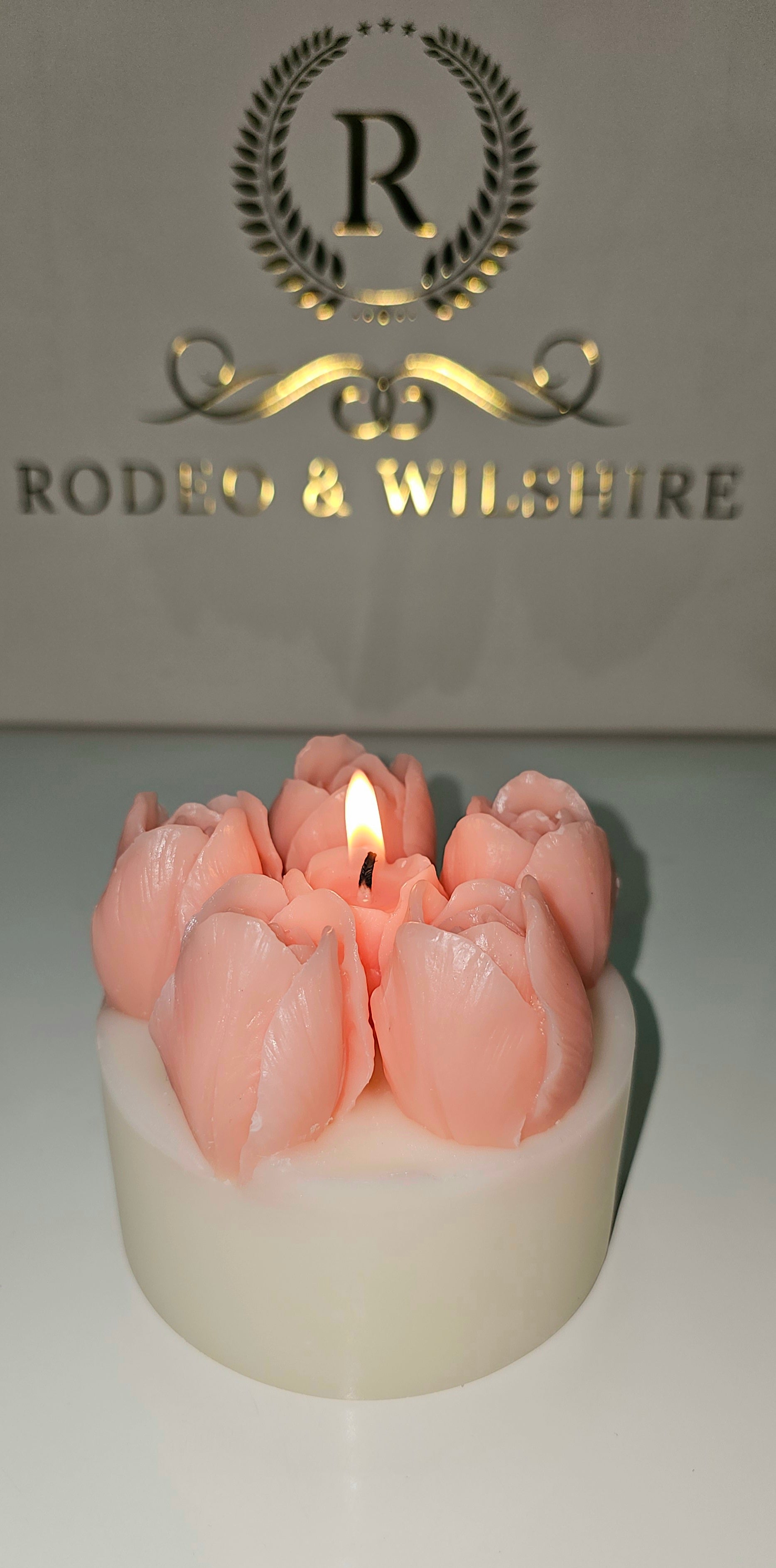 Lifestyle image Roses Bouquet Candle – romantic dopamine decor for home